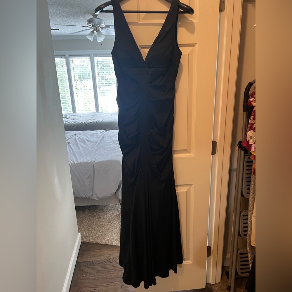 XSCAPE by Joanna Chen Size 12 Black V-Neck Ruched Mermaid Formal Gown Dress